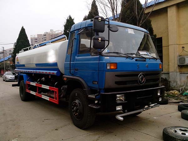 東風(fēng)153灑水車(12-15噸)